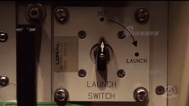 Công tắc phóng, xoay sang chữ "Launch" là tên lửa sẽ bắt đầu kích hoạt quy trình phóng. Nguồn ảnh: Sina.