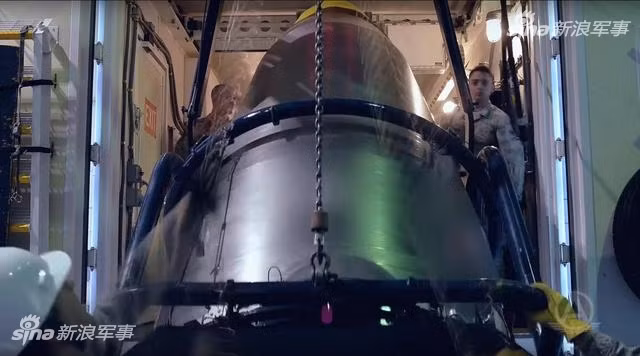 Nạp đầu đạn hạt nhân cho tên lửa. Nguồn ảnh: Sina.