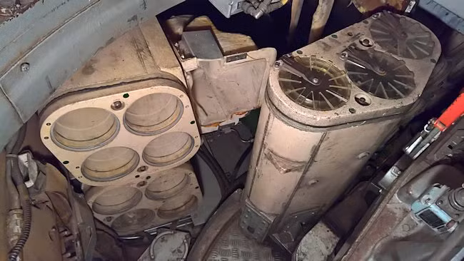 Ngoài khẩu pháo chính có cỡ nòng cực đại, các xe tăng Anh còn được trang bị tới hai khẩu súng máy FN MAG với cỡ nòng 7,62x51 mm chuẩn NATO. Ảnh: Kho chứa đạn tăng bên trong Chieftain. Nguồn ảnh: Tankency.