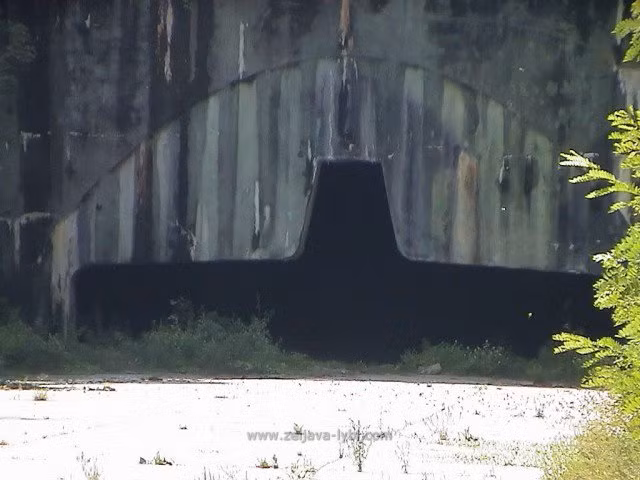 Cửa ra cho máy bay từ trong hầm, tất cả hầm chứa máy bay đều được đặt trong lòng núi, sâu hàng chục tới hàng trăm mét so với mặt đất. Nguồn ảnh: History.