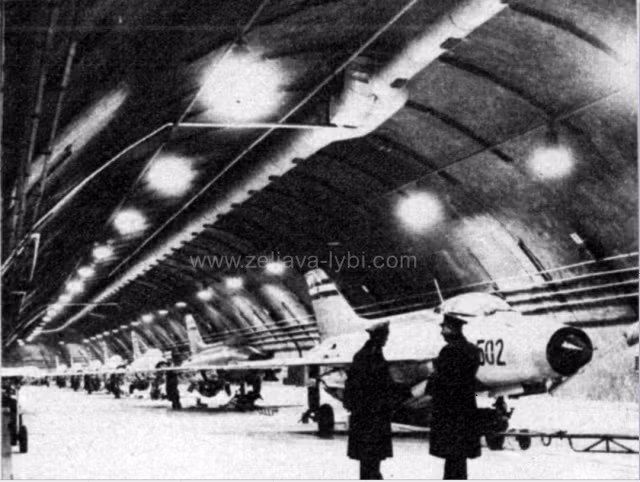 Trong thời kỳ còn hoạt động, sân bay Zeljava của Nam Tư có khả năng chứa được hàng trăm máy bay cùng lúc. Nguồn ảnh: History.