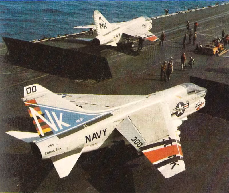 Các máy bay chiến đấu tham gia chiến dịch giải cứu con tin sẽ được sơn màu sơn rất sặc sỡ để có thể dễ dàng nhận ra nhau trên không nhằm bay đúng đội hình tiêu chuẩn. Yểm trợ chính cho cuộc hành quân là các máy bay F-4N hiện đại bậc nhất của Không quân Hải quân Mỹ thời bấy giờ. Nguồn ảnh: Wiki.