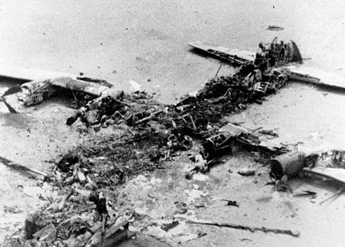 Chiếc máy bay chở nhiên liệu cho đoàn trực thăng là loại EC-130E thậm chí còn có số phận "thảm" hơn khi nó bị rơi tại chỗ do ảnh hưởng của bão cát khiến phi công mất tầm nhìn và các thiết bị điện tử trên khoang lái báo không chuẩn. Kết quả là cả đoàn quyết định quay về vì thương vong đã quá lớn. Nguồn ảnh: Wiki.