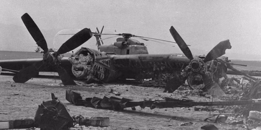 Thêm vào đó, một trận bão cát nằm ngoài dự đoán của người Mỹ cũng xảy ra đúng trên đường hành quân bí mật của đoàn giải cứu. Kết cục là đã có ít nhất hai trực thăng của Mỹ va vào nhau trên không, buộc phải hạ cánh khẩn cấp. Nguồn ảnh: Wiki.