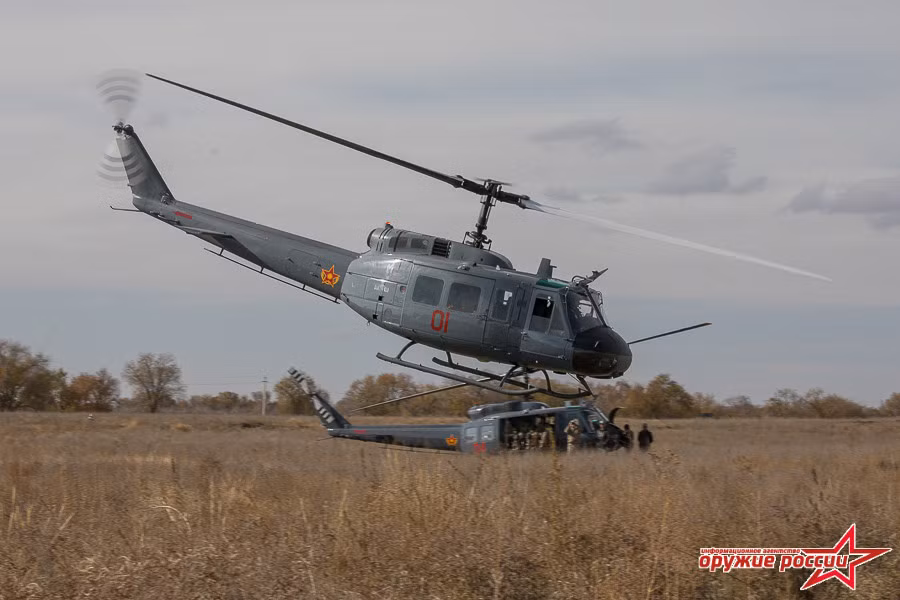 Quân đội Nga có 2 loại trực thăng vận tải đa năng là Mi-8 và Mi-17. Cả hai mẫu trực thăng này đều được đánh giá cao hơn so với UH-1. Tuy vậy, UH-1 vẫn có những lợi thế riêng của nó. Ảnh: Weapon of Russia.