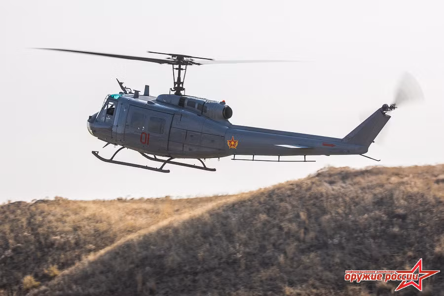 UH-1 cũng có thể lắp 2 thùng phóng rocket không điều khiển. Ảnh: Weapon of Russia.