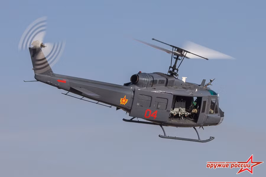 Và việc Nga và Kazakhstan sử dụng UH-1 trong diễn tập tác chiến chống khủng bố đã một phần nói lên được điều này, bản thân Không quân Kazakhstan biên chế song song cả UH-1 lẫn Mi-8/17. Ảnh: Weapon of Russia.