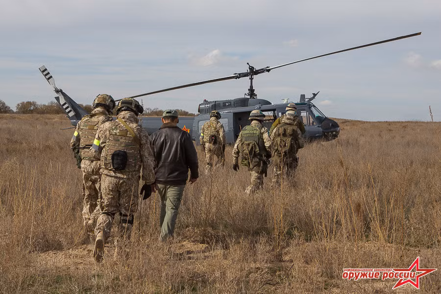 Trực thăng nhanh chóng chứng tỏ sự ưu việt của nó trong việc chuyên chở binh lính đến những khu vực mà không thể thực hiện được bằng đường bộ. Trong ảnh là một đơn vị chống khủng bố kết hợp Nga-Kazakhstan chuẩn bị bay bằng một chiếc UH-1 trong diễn tập thực binh. Ảnh: Weapon of Russia.