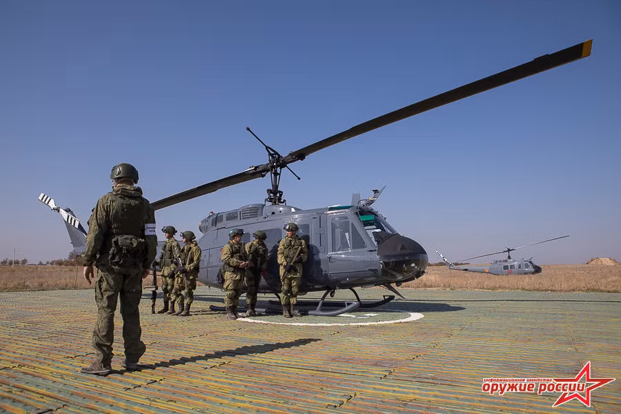 UH-1 có thiết kế khá đơn giản với rotor chính 2 cánh và rotor đuôi cũng 2 cánh. Nó được trang bị 1 động cơ Lycoming T53-L-11 công suất 1.100 mã lực. Ảnh: Weapon of Russia.