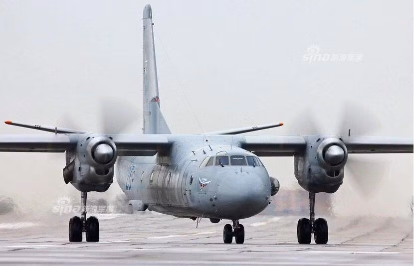 Sau vụ tai nạn chết người vào tháng 7/2011, Tổng thống Nga lúc bấy giờ là ông Dmitry Medvedev đã ban hành lệnh cấm hoạt động với mọi chiếc An-24 trên vùng trời nước Nga và sau đó là cấm bay hoàn toàn dòng máy bay này tại Nga. Nguồn ảnh: Sina.