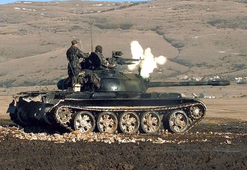 Tới tận ngày nay, T-54/55 vẫn tiếp tục được nâng cấp, cải tiến với việc lắp đặt hệ thống giáp phản ứng nổ và nhiều thiết bị điện tử khác. Quân đội Nhân dân Việt Nam hiện tại cũng là một trong số hàng chục nước vẫn tiếp tục sử dụng T-54/55 trong biên chế chính thức. Nguồn ảnh: WWS.