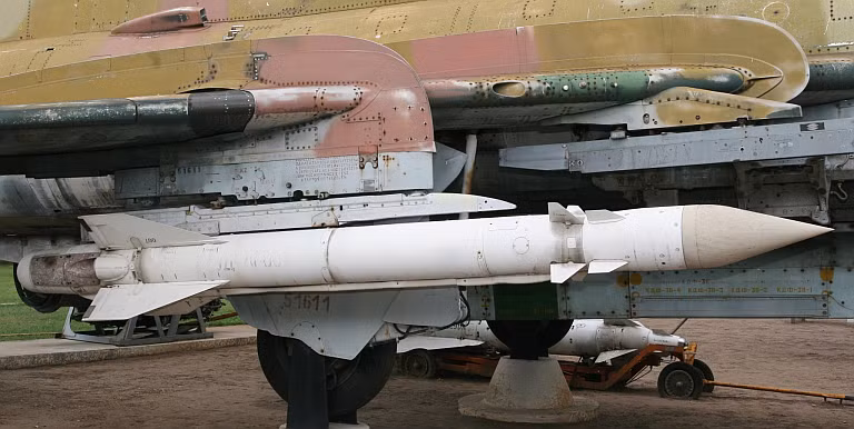 Tùy thuộc vào trọng lượng của tên lửa và loại máy bay mà AKU-58 sẽ được lắp đặt ở các vị trí giá phóng khác nhau. Ví dụ như ở tiêm kích Su-27SKM, nếu mang theo 2 quả tên lửa Kh-59M/MK2 thì các giá phóng AKU-58 và hai trái tên lửa này phải được lắp đặt ở hai bên cánh với vị trí số 3 và 4. Nguồn ảnh: Airpower.