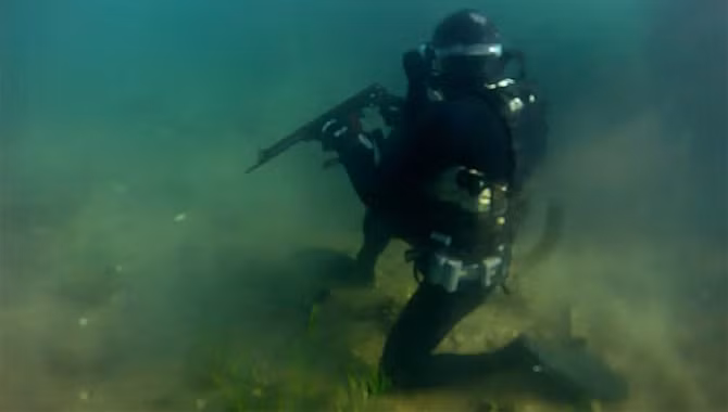 Nhiệm vụ của lực lượng này khá đa dạng trong Chiến tranh Lạnh, bao gồm từ vô hiệu hóa thủy lôi một cách bí mật, phá hoại hệ thống đèn tín hiệu ngoài biển của đối phương cho đến các nhiệm vụ dài ngày cực kỳ nguy hiểm như tiếp cận, kiểm đếm số lượng tàu bè đối phương ra vào cảng. Nguồn ảnh: Ipfs.