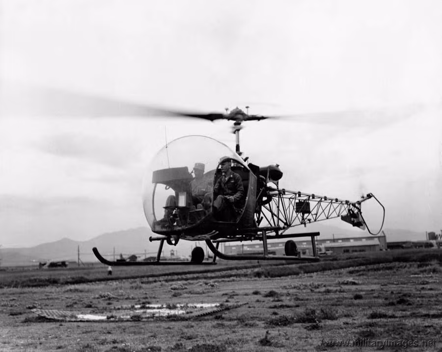 Tổng cộng đã có khoảng 2400 chiếc OH-13 đã từng được sản xuất. Trong giai đoạn cuối chiến tranh Triều Tiên các loại trực thăng OH-13 được sử dụng vào nhiều mục đích khác như do thám, trinh sát trận địa hoặc chỉ huy từ trên không. Nguồn ảnh: Pinterest.