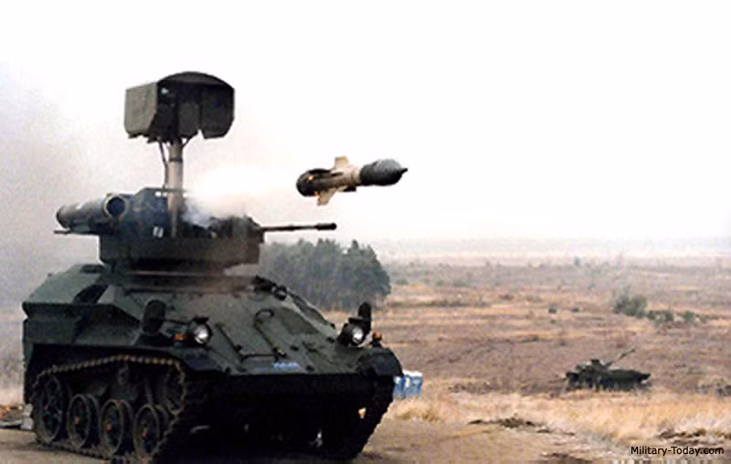 Tên lửa chống tăng HOT có khả năng hoạt động với tầm bắn tối thiểu 75 mét và tầm bắn tối đa vào khoảng 4300 mét. Quả tên lửa này có tốc độ bay tối đa 864 km và có khả năng phóng từ cơ cấu mặt đất như xe thiết giáp, xe tăng hoặc từ trên trực thăng. Nguồn ảnh: Pakistan.