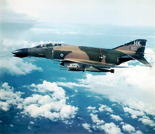 Các phiên bản F-4 mà Hải quân Mỹ sử dụng trên chiến trường Việt Nam bao gồm F-4B, F-4N, F-4J và bản cải tiến của nó là F-4S, tất cả đều không được trang bị pháo tự động. Nguồn ảnh: Pinterest.