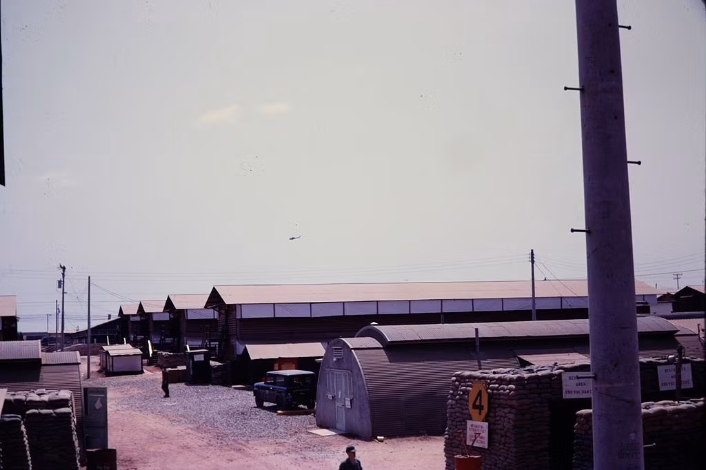 Không những nằm gần Sài Gòn và Biên Hòa, Tổng kho Long Bình còn nằm ngay bên cạnh dòng sông Đồng Nai, điều này cho phép hàng hóa của Mỹ có thể tập kết tại đây bằng cả đường bộ, đường không và đường thủy. Nguồn ảnh: Wiki.