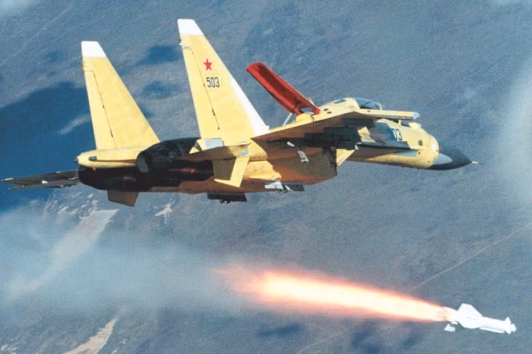 Với các loại tên lửa nhẹ nhàng hơn như Kh-31 và tiêm kích Su-30MK, AKU-58 có thể được lắp đặt tới 6 giá (tương đương mang theo 6 quả Kh-31) tại các vị trí số 3, 4 và 11, 12 đối xứng hai bên cánh. Nguồn ảnh: Airpower.