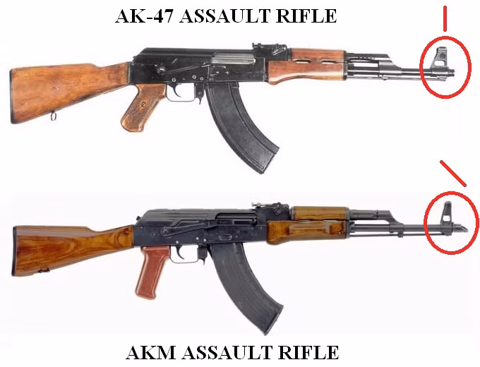Để khắc phục điểm yếu này, AK-47 được cải tiến với biến thể AKM ra đời vào năm 1959 với một thay đổi rất nhỏ ở đầu nòng đã phần nào khắc phục được điểm yếu về độ chính xác trên AK-47. Theo đó, một khuyết đầu nòng sẽ được gắn xuống phia bên dưới nòng súng AKM, khi viên đạn bay ra khỏi nòng, khí dư sẽ ấn vào đầu khuyết để giữ nòng khẩu AKM không bị bật thẳng lên trên qua đó giảm thiểu được độ lệch mục tiêu ở viên đạn tiếp theo. Nguồn ảnh: Reddit.