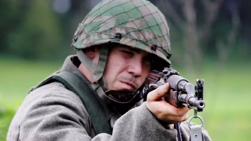 Ở mọi cuộc thi, Kalashnikov đều có mặt và tới cuối năm 1946, khẩu AK của ông đã xuất sắc được lựa chọn làm loại vũ khí tiêu chuẩn cho quân đội Liên Xô thời bấy giờ. Trong nhiều tài liệu, người ta đã kể lại rằng nhiều nhà tham gia cuộc thi thiết kế súng ở Liên Xô lúc bấy giờ khi nhìn thấy khẩu súng trường tấn công AK-47 đã đứng ngay dậy và bỏ về vì họ biết đây sẽ là khẩu súng chiến thắng. Nguồn ảnh: Shutter.