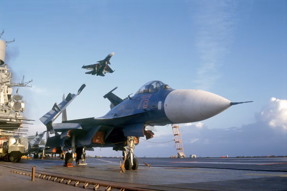 Su-33 đang phải cạnh tranh với MiG-29K của tập đoàn Mikoyan trong việc trở thành tiêm kích trên hạm chủ lực trên tàu Đô đốc Kuznetsov, tàu sân bay duy nhất của Hải quân Nga. Ảnh: Su27-flanker.com.