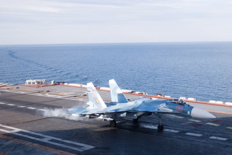 Su-33 được bổ sung thêm cánh mũi để phù hợp với hoạt động trên tàu sân bay. Máy bay được trang bị động cơ AL-31F3 với lực đẩy mạnh hơn, cho phép tăng tốc nhanh hơn. Ảnh: Sputnik.