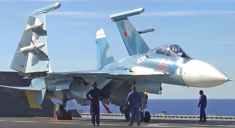 Su-33 có thể mang theo tải trọng vũ khí tối đa là 6,5 tấn. Tuy nhiên, do tàu sân bay Đô đốc Kuznetsov có đường băng kiểu "nhảy cầu" nên Su-33 thường phải giới hạn tải trọng vũ khí và nhiên liệu mang theo để cất cánh. Ảnh: Su27-flanker.com.