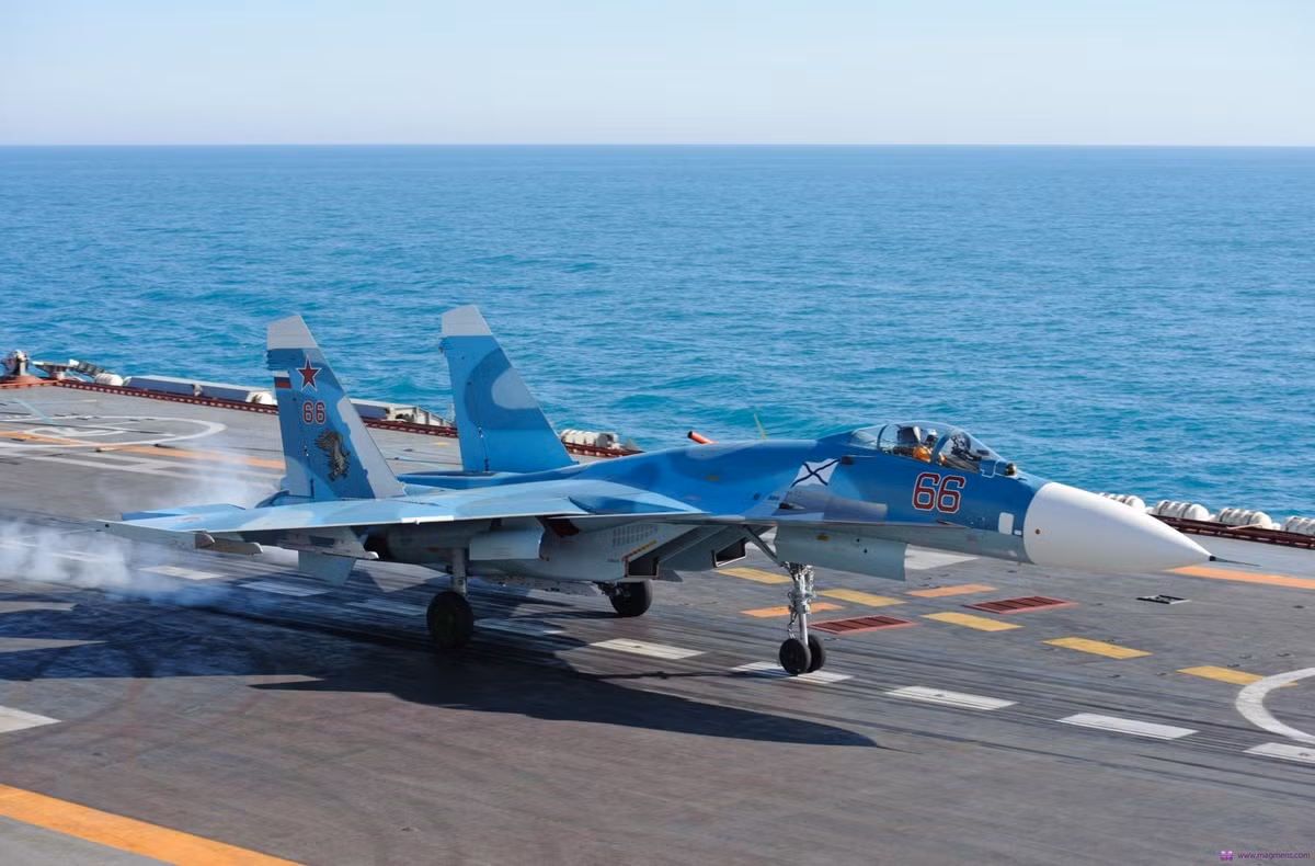 Arms Expo đưa tin, Hãng Sukhoi vừa có gói nâng cấp mới dành mẫu tiêm kích trên hạm Su-33 Flanker D với hệ thống máy tính điều khiển tiên tiến. Hệ thống trên được gọi là SVP-24-33 cho phép nâng cao hiệu suất tác chiến của Su-33 lên một tầm cao mới. Ảnh: Su27-flanker.com.