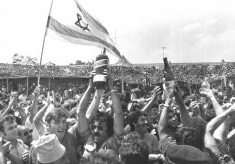 Binh lính Israel chỉ kịp thông báo họ là người Israel và yêu cầu tất cả các con tin nằm xuống bằng tiếng Anh và tiếng Do Thái trước khi nổ súng và bắn tất cả những người đang đứng, bao gồm cả một con tin người Pháp không biết tiếng Anh và tiếng Do Thái. Ảnh: Người dân Do Thái ăn mừng sau khi chiến dịch giải cứu thành công. Nguồn ảnh: IDF.