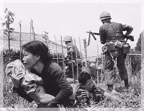 Xét về mặt chiến lược, từ sau chiến dịch Mậu Thân 1968, lực lượng nằm vùng của ta đã gần như bị bại lộ gần hết và đã rút lui về những chiến khu kháng chiến, ít còn nằm vùng trong dân. Vậy nên, chiến dịch Phụng Hoàng dù không có bất cứ thống kê chi tiết nào nhưng rõ ràng đã giết hại rất nhiều đồng bào ta. Đây là một tội ác dã man của Mỹ Ngụy mà tới tận ngày nay, chúng ta vẫn chưa thể biết hết được chiến dịch này dã man tới nhường nào. Nguồn ảnh: Vietnamwar.