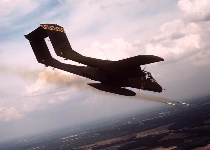 Tới những năm 80, công ước chiến tranh sửa đổi của Geneve đã yêu cầu các nước trên thế giới "hạn chế tối đa việc sử dụng vũ khí có thành phần phốt pho trắng" trong khu dân cư để tránh ảnh hưởng tới dân thường vì đây là loại vũ khí khá khó kiểm soát. Nguồn ảnh: Pinterest.