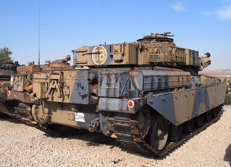 Vũ khí chết người mà chiếc xe tăng Anh này được trang bị là pháo chính 120mm. Đây được xem là cỡ nòng lớn nhất dành cho xe tăng chiến đấu chủ lực ở thời điểm Chieftain xuất hiện và nó hoàn toàn có thể hạ gục một loạt mẫu xe tăng Liên Xô cùng thời. Nguồn ảnh: Tankency.