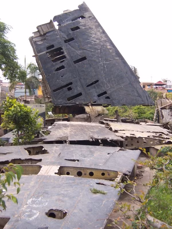 Chiếc B-52 đầu tiên của Mỹ bị bắn rơi bởi tên lửa SA-2 vào hồi 20:13 ngày 18/12/1972 bởi Tiểu đoàn 59, trung đoàn 261. "Con ngáo ộp" xấu số này mới chỉ tham gia chiến dịch Linebacker II được vài giờ đồng hồ trước khi "ghi danh" là chiếc B-52 đầu tiên bị ta bắn hạ. Nguồn ảnh: Wiki.