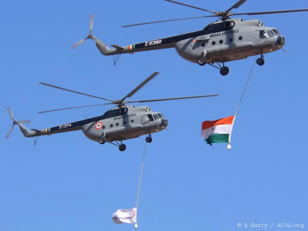Hiện tại trong Không quân Hải quân Ấn Độ đang có một loạt các loại trực thăng được nước này mua từ Anh, Pháp, Nga, Mỹ, như Ka-31, Ka-28, SH-3 và Sea King. Nguồn ảnh: Harry.