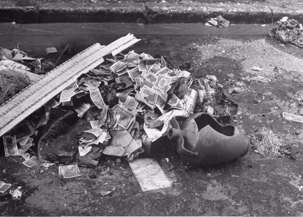 Cũng trong cuộc chiến này đồng tiền nội tệ của Hy Lạp nhanh chóng biến thành mớ giấy lộn sau vài năm chiến tranh, do lạm phát phi mã và hàng hóa gần như bị kiểm soát hoàn toàn bởi các lực lượng quân đội. Nguồn ảnh: Dmitri Kessel.