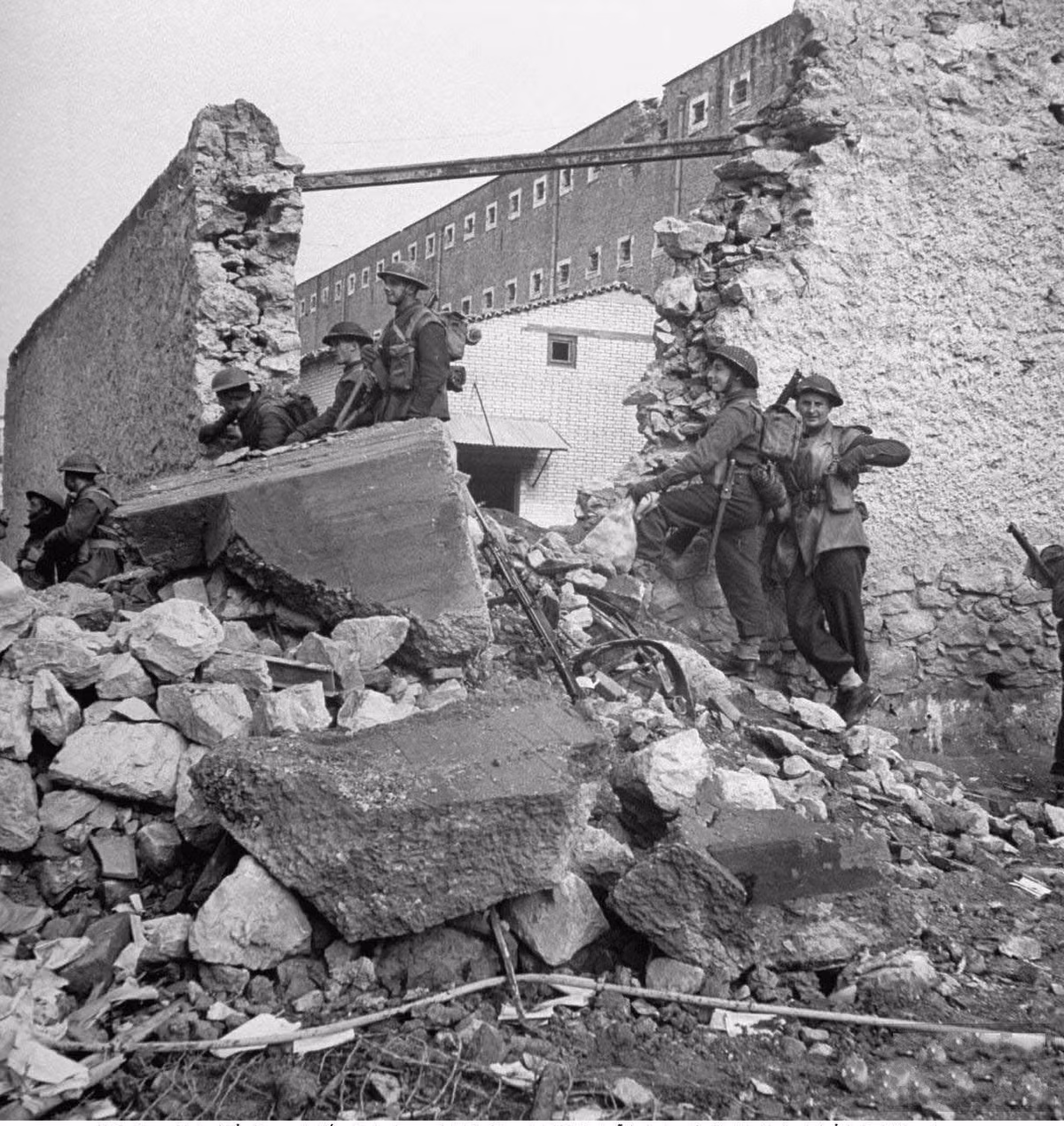 Sau cuộc chiến, Hy Lạp cũng nhận được những khoản tiền viện trợ khổng lồ kéo dài trong hàng chục năm để quốc gia này tái thiết lại đất nước và cho đến ngày nay các khoản viện trợ này vẫn chẳng thể cứu được Hy Lạp khỏi một cuộc khủng hoảng về tài chính chẳng khác gì nội chiến. Nguồn ảnh: John Phillips.