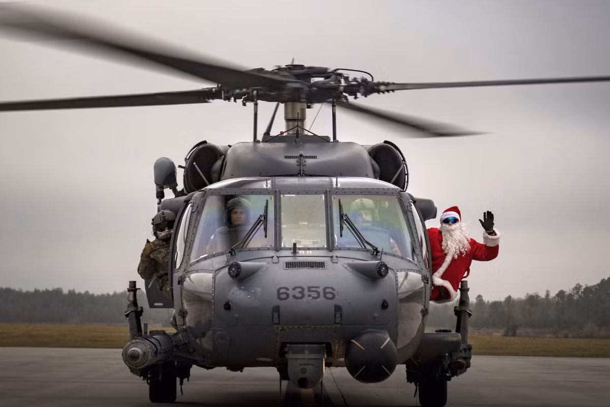 Một binh sĩ mặc đồng phục ông già Noel trên trực thăng HH-60G chuẩn bị cất cánh tại sân bay ở Georgia. Ảnh: USAF.