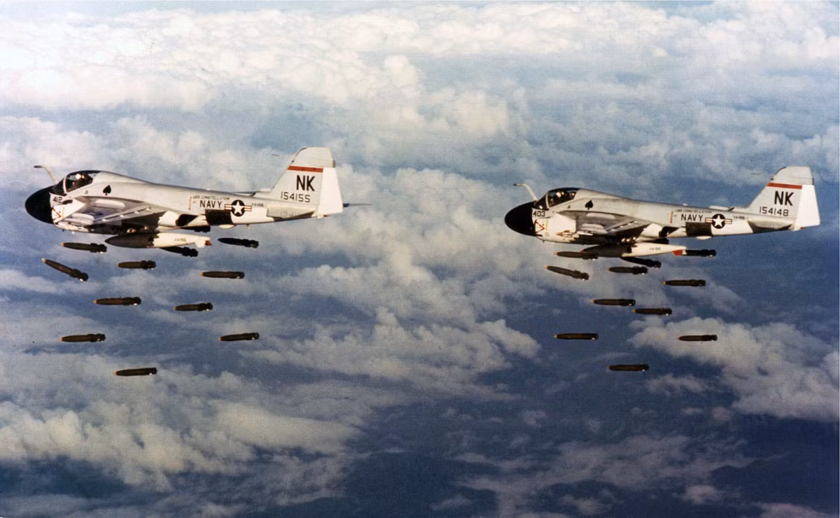 Các máy bay A-6A cất cánh từ tàu sân bay USS Constellation thực hiện không kích vào lãnh thổ Việt Nam.