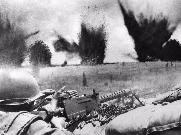 Trận Khe Sanh cũng là một thất bại tình báo của CIA và Tình báo Quân đội Mỹ khi họ không có đủ sự chuẩn bị cần thiết cho cuộc đụng độ quy ước cỡ lớn như vậy tại Khe Sanh. Đây cũng là trận đánh mang nhiều tranh cãi nhất giữa Lầu Năm Góc và Nhà Trắng khi những mệnh lệnh "tử thủ" Khe Sanh được đưa ra một cách thiếu cân nhắc dù với Mỹ và cả Sài Gòn, khi Khe Sanh không mang nhiều ý nghĩa chiến lược. Nguồn ảnh: Quora.