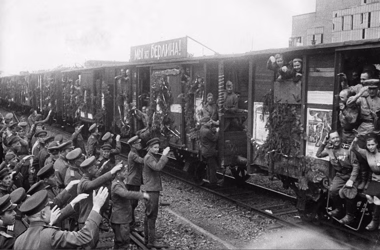 Đối với Liên Xô đường sắt có vai trò chiến lược đặc biệt quan trọng, khi nó là con đường nhanh nhất giúp Moscow vận chuyển hàng triệu binh sĩ ra chiến trường cũng như vận chuyển các loại hàng hóa phục vụ cho chiến tranh. Hơn ai hết quân Đức hiểu rõ điều này do đó Hitler và các tướng của y đã tìm cách vô hiệu hóa “huyết mạch” này của Moscow trong suốt 4 năm xâm lược Liên Xô. Nguồn ảnh: kp.ru.