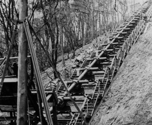 Tuy nhiên, để đạt được tính năng khủng khiếp đó, V-3 cũng phải "trả giá đắt". Theo đó, hệ thống pháo này đồ sộ tới mức không thể nào di chuyển, nòng pháo cỡ 150mm dài tới 130m đi kèm với đủ thứ khác. Như vậy, nó dễ bị tiêu diệt nếu không quân đồng minh phát hiện. Nguồn ảnh: Chive.