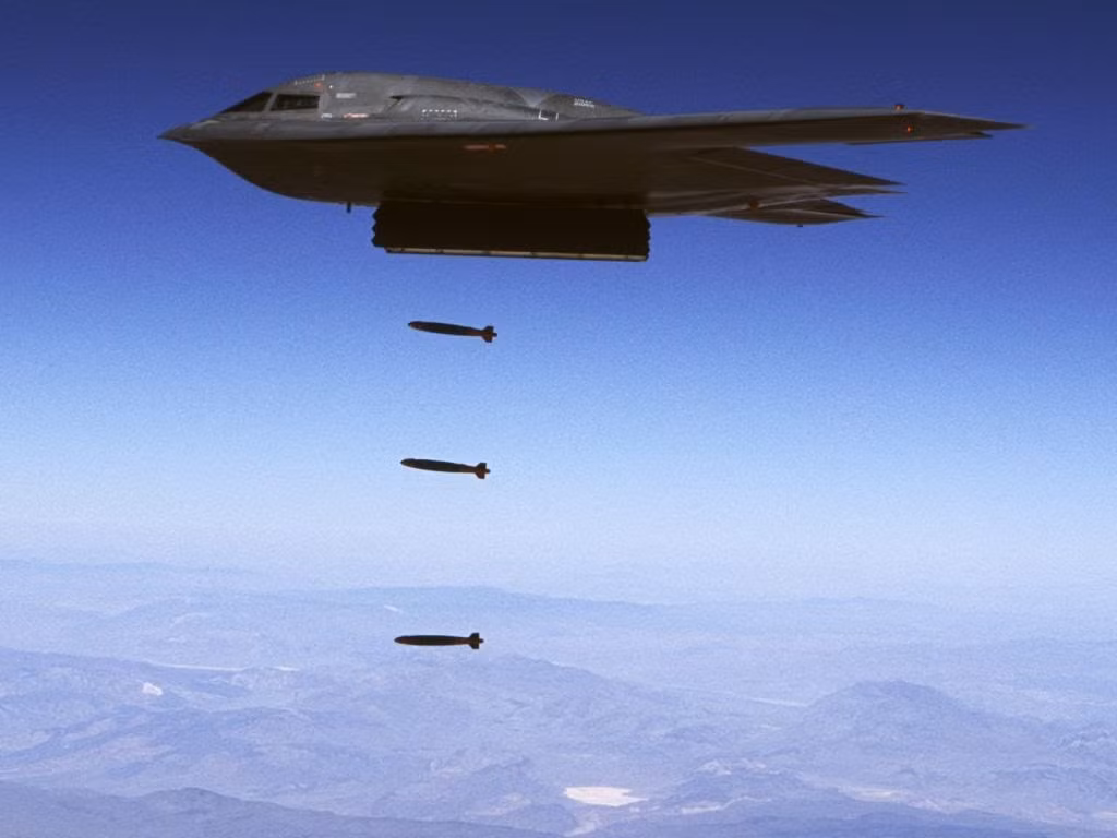 Bên cạnh khả năng tấn công chiến lược, B-2 cũng sở hữu khả năng tấn công thông thường đáng sợ với bom thông minh JDAM, các tên lửa dẫn đường thông minh AGM-154, hoặc AGM-158 chuyên dành cho nhiệm vụ tấn công mặt đất. Ảnh: USAF.