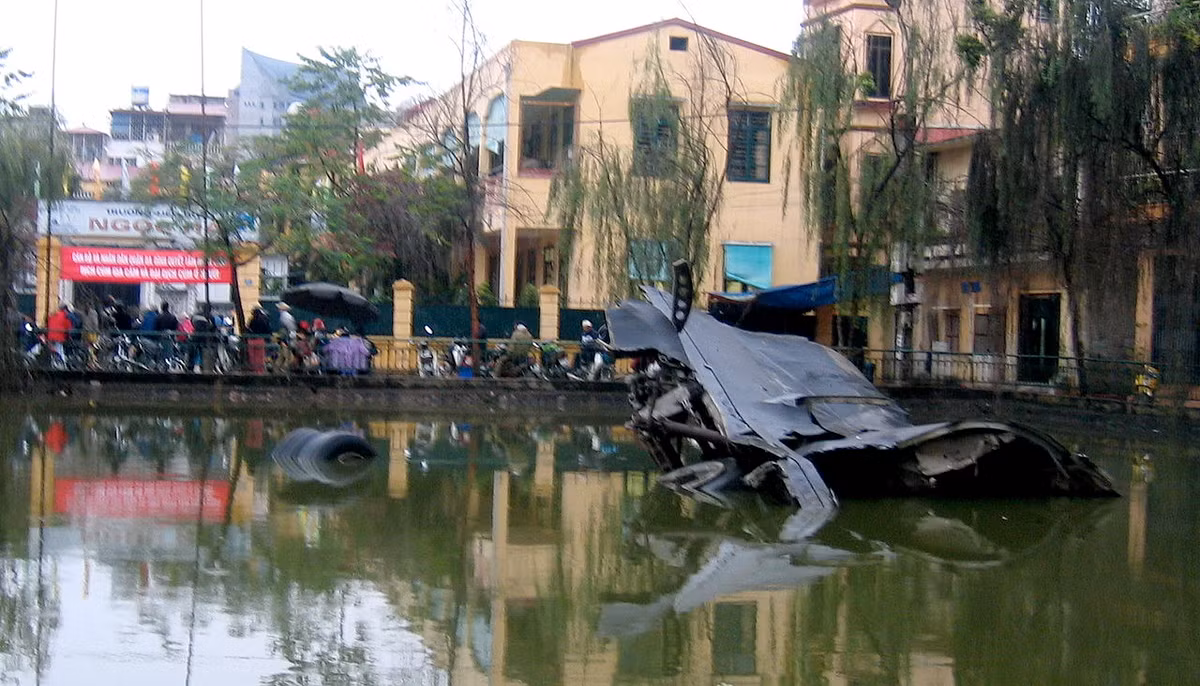 Nhiều thông tin được giải mật sau này của Nhà Trắng cho thấy, ngày đầu tiên Mỹ đã bị rơi tới 3 chiếc pháo đài bay B-52, nhưng thông tin này đã bị Mỹ giấu đi, giới chính trị gia và quân sự Mỹ không dám tin vào sự thật là B-52 của họ đã bị vít cổ tới "ba phát" ngay ngày đầu ra quân. Nguồn ảnh: Wiki.