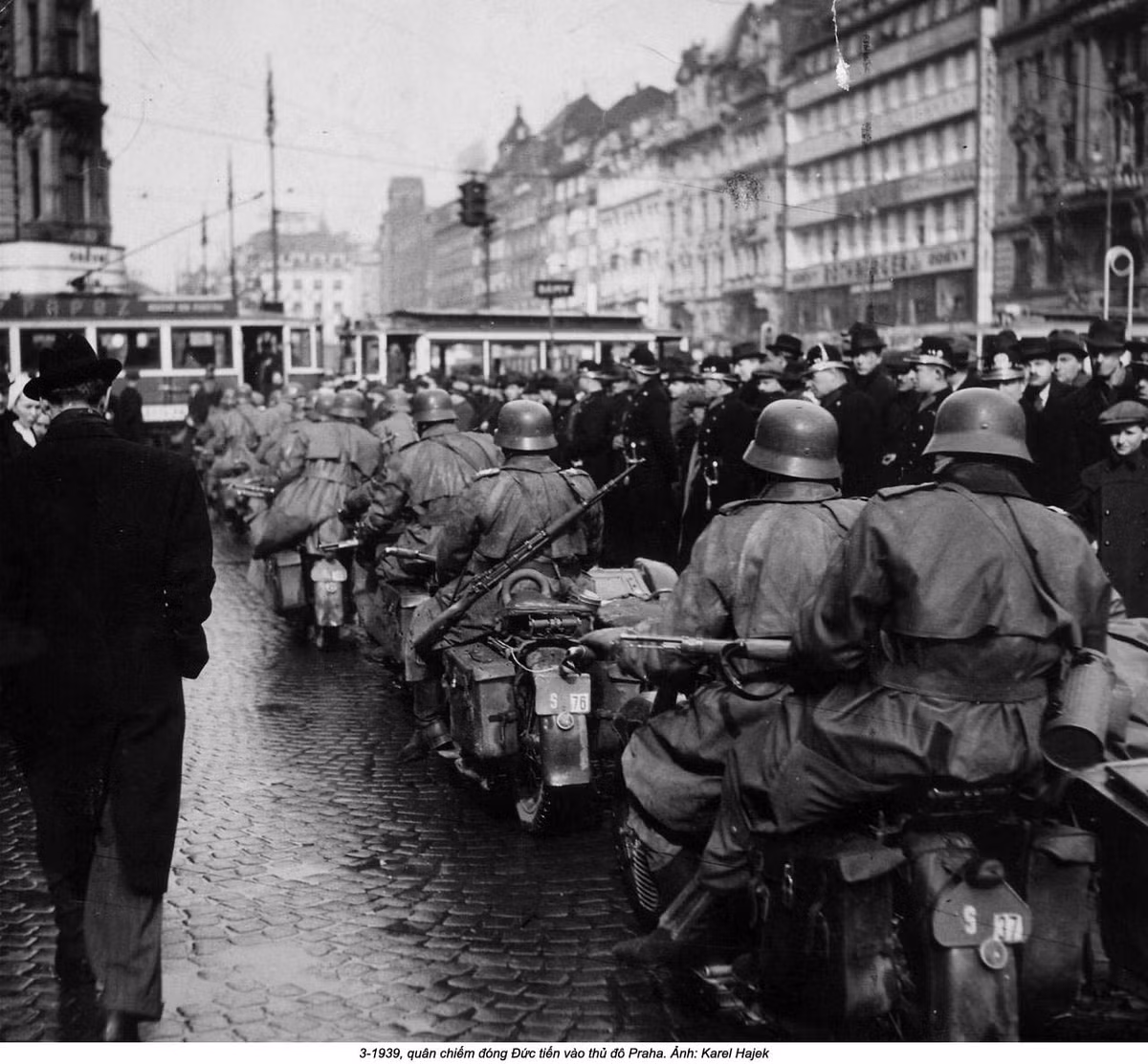 Lính Đức trên những chiếc xe mô-tô ba bánh ùn ùn tiến vào Praha. Nguồn ảnh: Flickr.