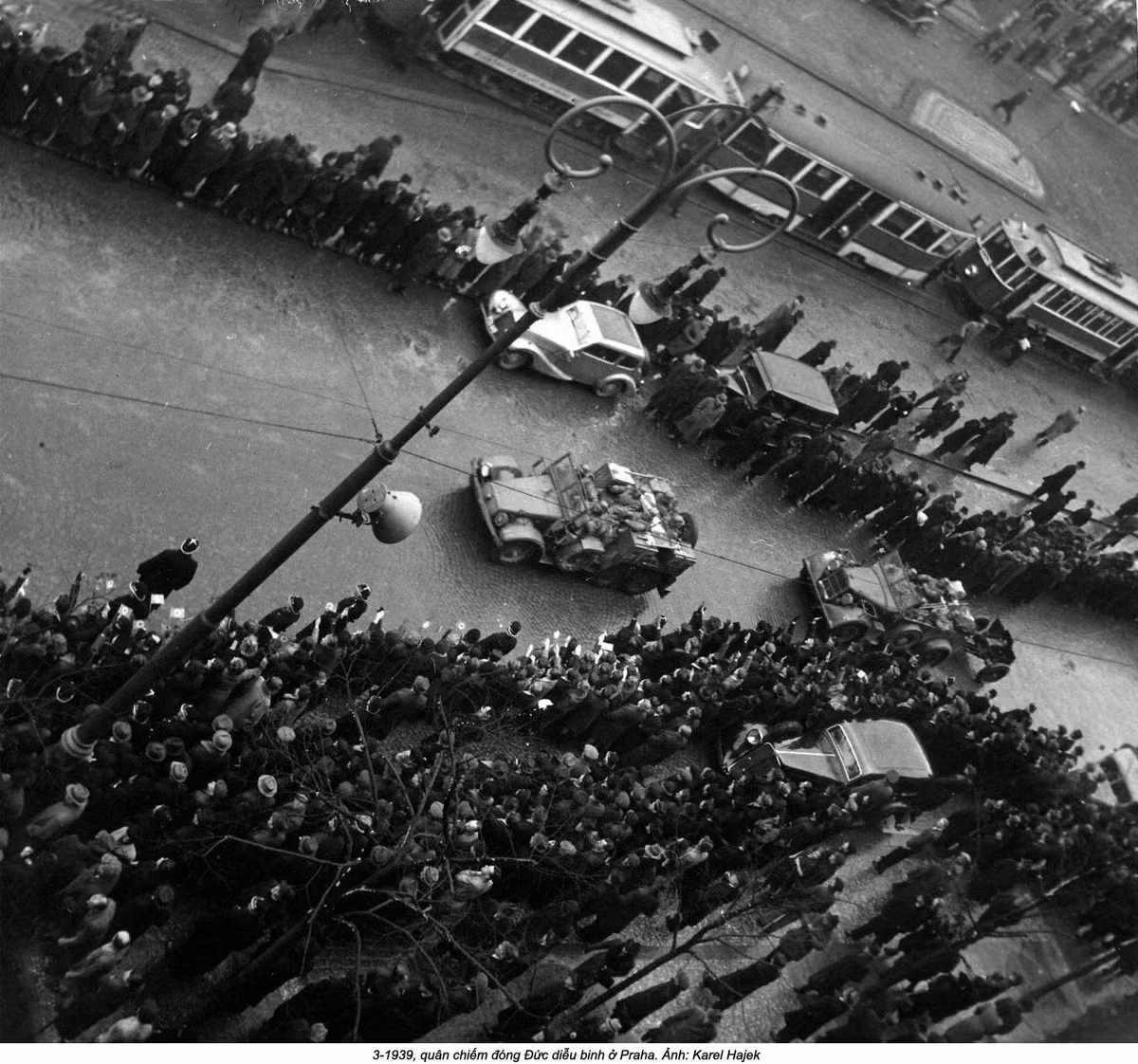 Người dân Tiệp Khắc đổ ra đường ngắm từng đoàn quân của Hitler tiến vào Praha. Nguồn ảnh: Flickr.