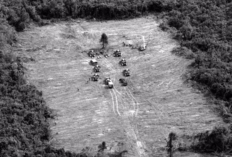 Diễn ra từ ngày 8/1/1967 tới ngày 16/1/1967. Chiến dịch Bóc vỏ Trái Đất hay còn có tên tiếng Anh "Cadar Falls" là một chiến dịch quân sự do Quân đội Mỹ và quân đội ngụy Sài Gòn thực hiện nhắm vào khu vực Tam giác sắt của Quân giải phóng nằm ngay sát nách Sài Gòn. Nguồn ảnh: Stars.