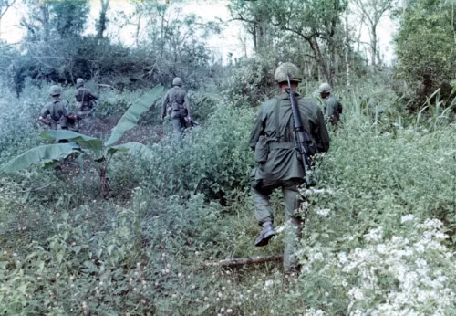 Về phía Quân giải phóng, lợi dụng hệ thống địa đạo Củ Chi có sức phủ cực kỳ rộng lớn, quân ta đã tiến hành nhiều cuộc tấn công vào giữa đội hình Mỹ, sau đó rút lui an toàn, khiến lính Mỹ luôn bị đặt trong tình trạng bị động và không có khả năng phán đoán được hướng tấn công chính của Quân giải phóng. Nguồn ảnh: Tumblr.