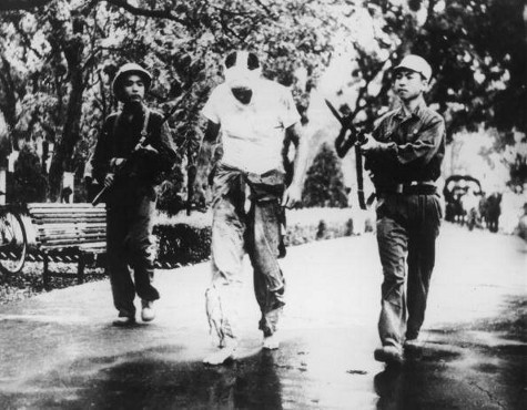 Tổng cộng, sau 12 ngày đêm, đã có 11 chiếc B-52 bị ta bắn hạ trên không phận Việt Nam, 5 chiếc khác rơi tại địa phận Lào và Thái Lan cùng với nhiều chiếc khác bay được ra biển thoát thân. Trong số đó, có 26 phi công B-52 được phía Hải quân Mỹ cứu thoát, 33 người khác chết hoặc mất tích và 33 phi công "giặc lái" bị ta bắt sống. Nguồn ảnh: Beyond.