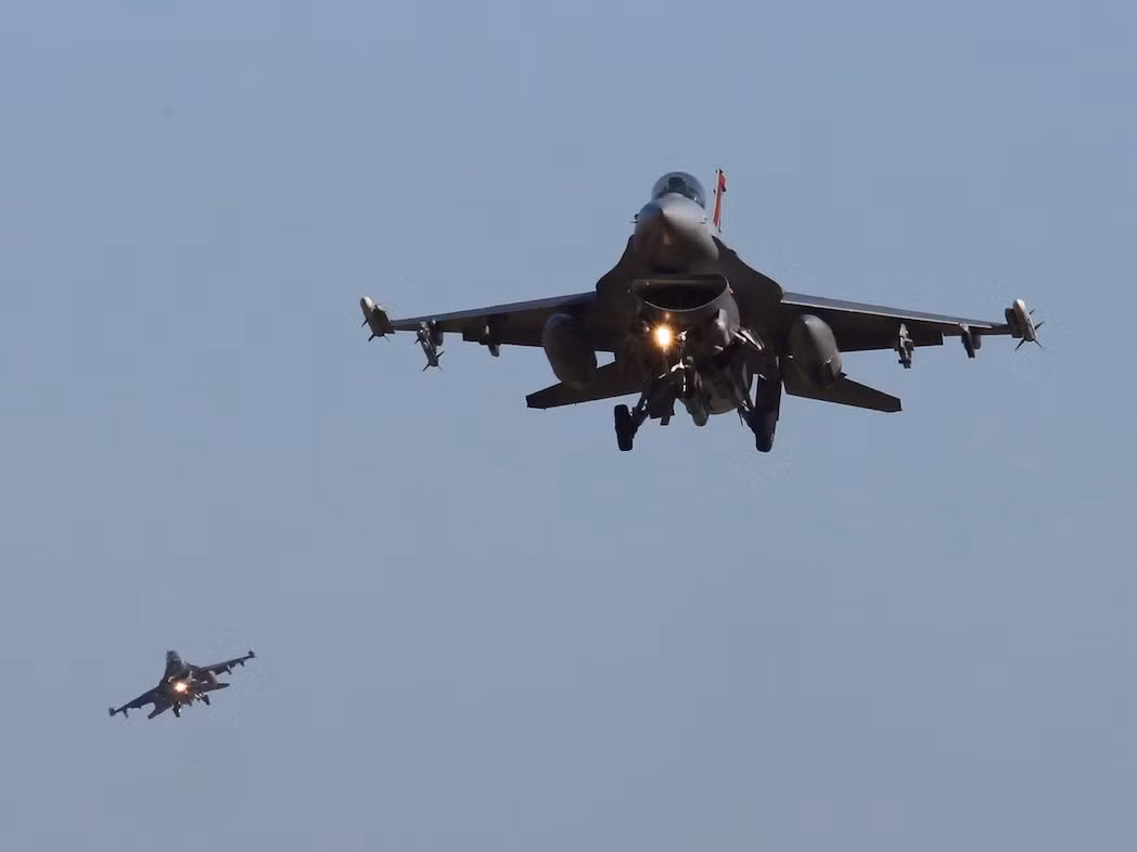 2 tiêm kích F-16 của Không quân Mỹ chuẩn bị hạ cánh sau khi hoàn thành nhiệm vụ. Ảnh: USAF.