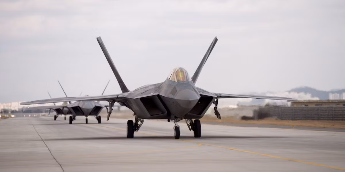 Đặc biệt, lần đầu tiên 6 tiêm kích tàng hình F-22 Raptor tham gia tập trận ở bán đảo Triều Tiên, một động thái cho thấy Washington sẵn sàng sử dụng những vũ khí tối tân nhất để răn đe Triều Tiên. Ảnh: USAF.